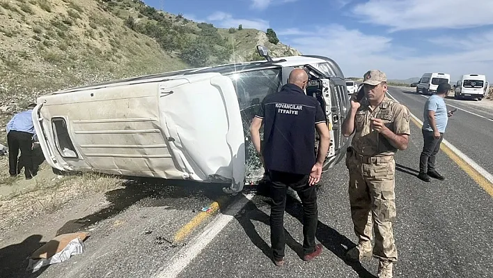 Elazığ'da minibüs devrildi