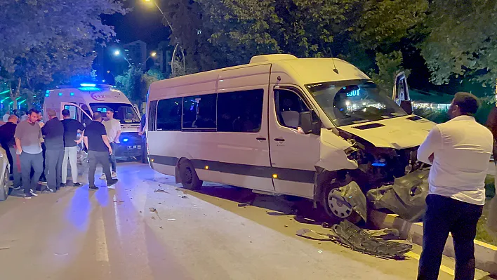 Elazığ'da minibüs park halindeki araçlara çarptı