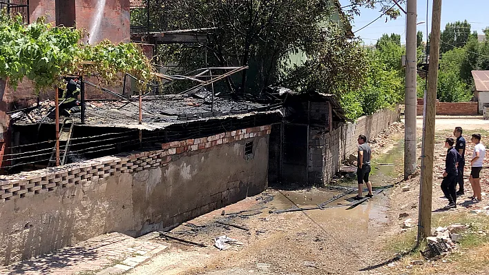 Elazığ'da odunluk yangını