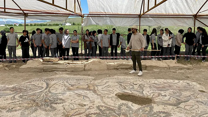 Elazığ'da öğrenciler tarihi mozaiği inceledi