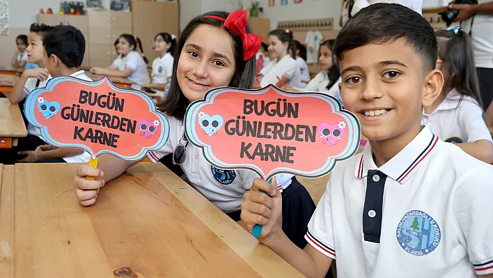 Elazığ'da okullarda karne heyecanı yaşandı