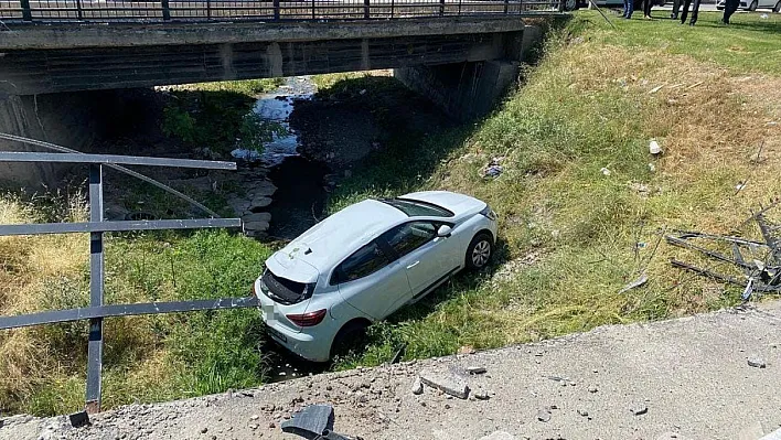 Elazığ'da otomobil dereye uçtu