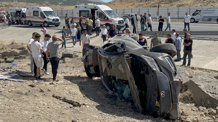 Elazığ'da otomobil devrildi: Çok sayıda yaralı var