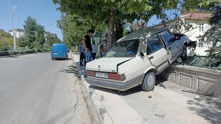 Elazığ'da otomobil duvara çarptı