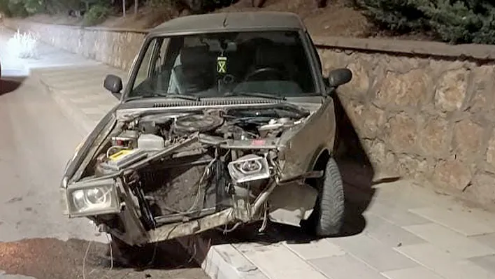 Elazığ'da otomobil duvara çarptı