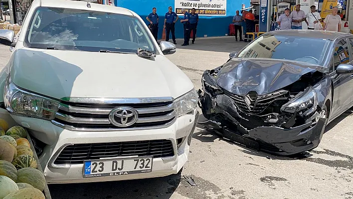 Elazığ'da otomobil ile arazi aracı çarpıştı