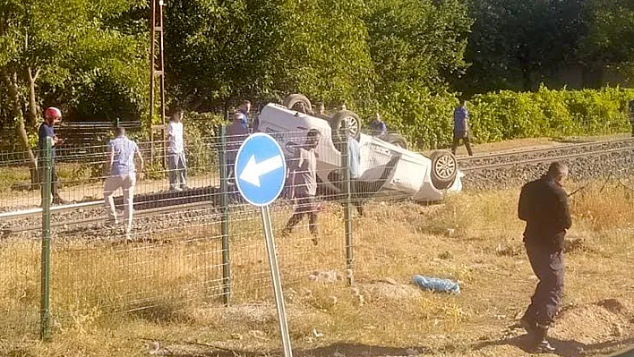 Elazığ'da otomobil raylara çıktı