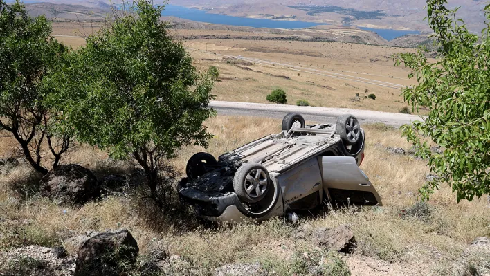 Elazığ'da otomobil şarampole yuvarlandı