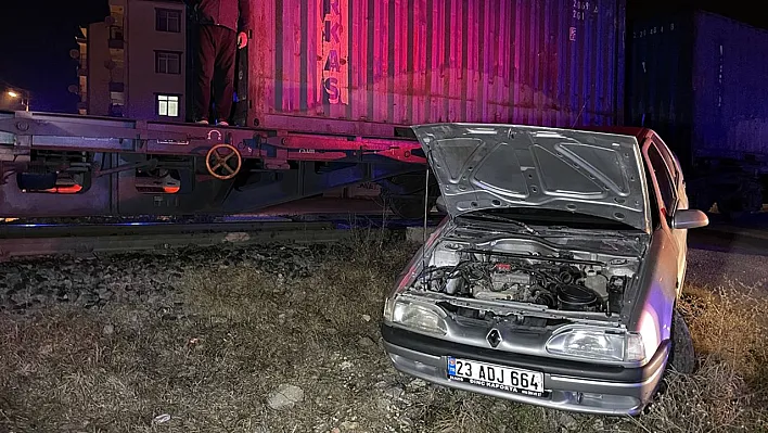 Elazığ'da yük treni otomobile çarptı