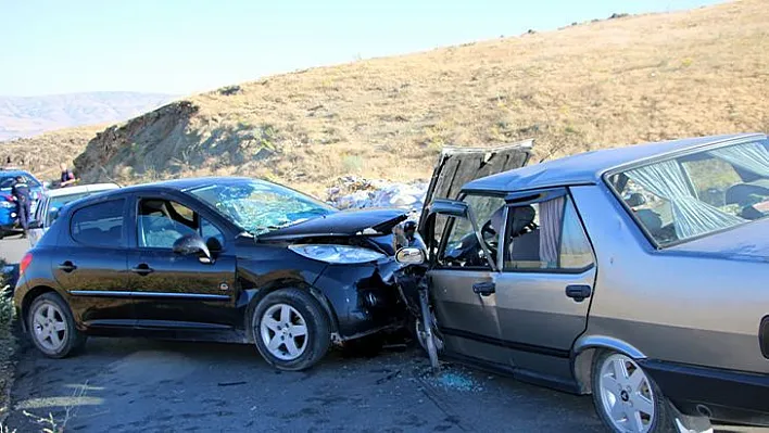 Otomobiller kafa kafaya çarpıştı