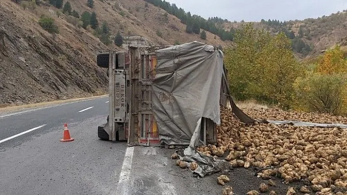 Elazığ'da pancar yüklü tır devrildi...