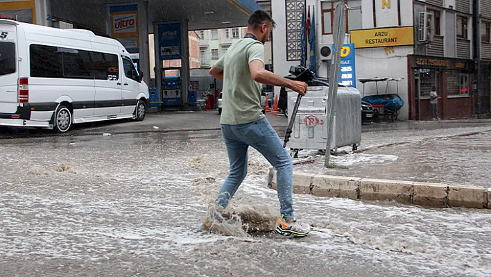 Elazığ'da sağanak yağış etkili oldu