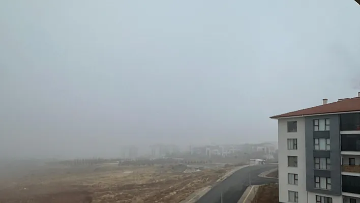 Elazığ'da sis etkisini sürdürüyor