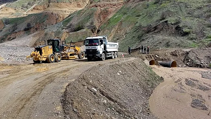 Elazığ'da tahrip olan yol ve menfezler onarılıyor