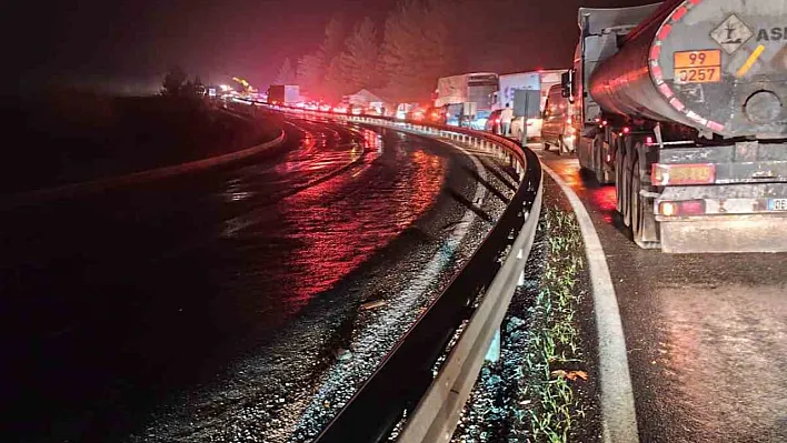 Elazığ'da tır devrildi