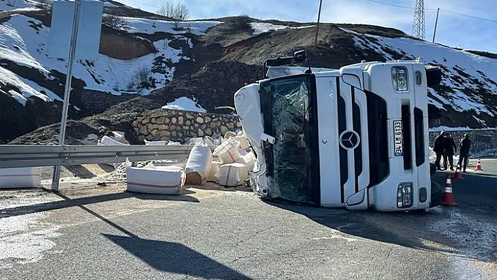 Elazığ'da TIR devrildi!