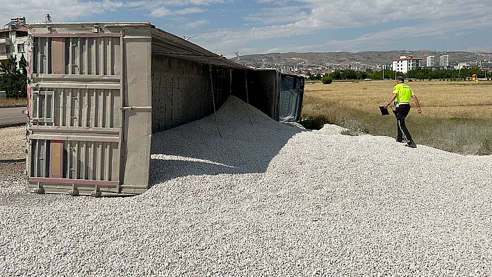 Elazığ'da tır devrildi!