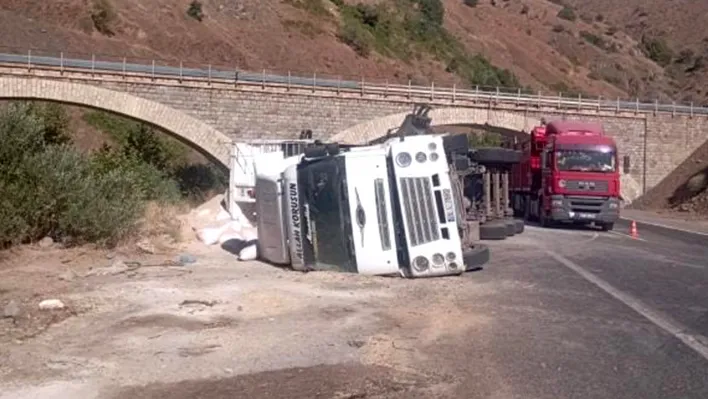 Elazığ'da tır devrildi