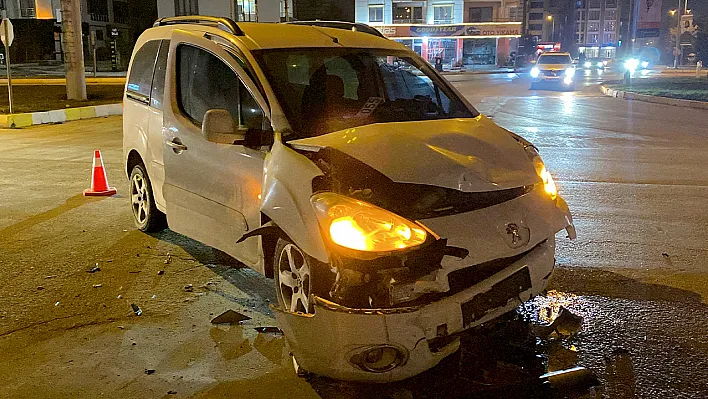 Elazığ'da trafik kazası! 2'si polis 4 yaralı