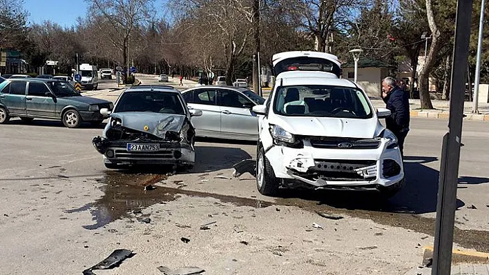 Zübeyde Hanım Caddesinde trafik kazası