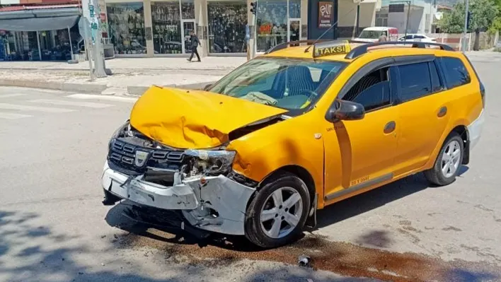 Ticari taksiler kaza yaptı