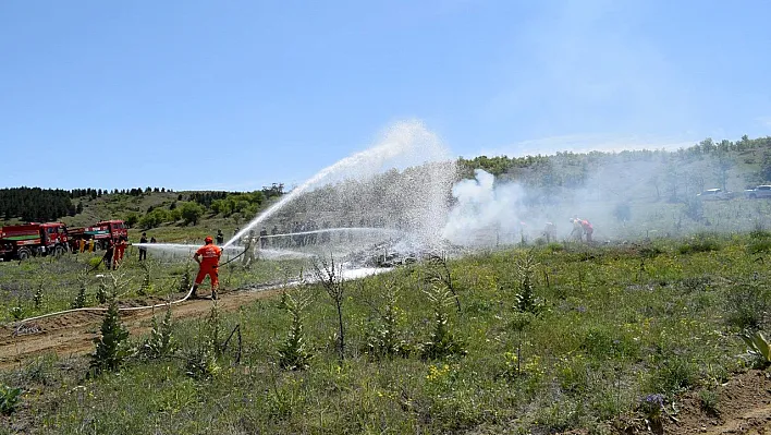 Elazığ'da yangınla mücadelede eğitim sürüyor