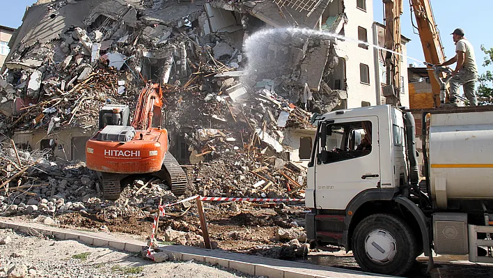 Elazığ'da yıkımlar devam ediyor