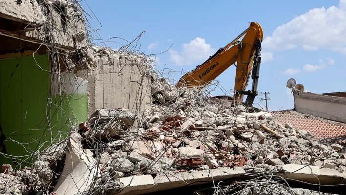 Elazığ'da yıkımlar devam ediyor