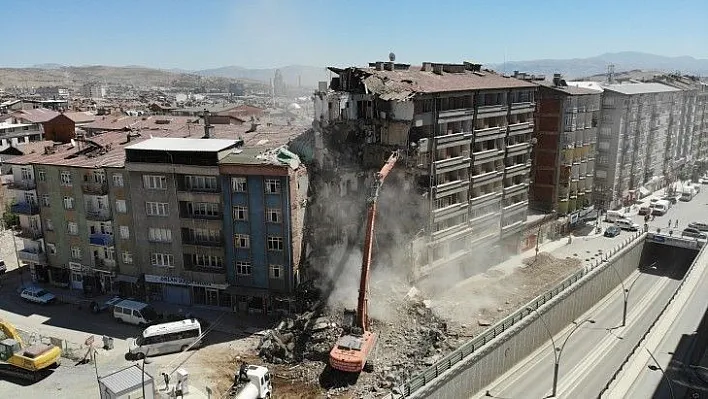 Elazığ'da yıkımlar hızlandırıldı, 16 noktada çalışma başladı