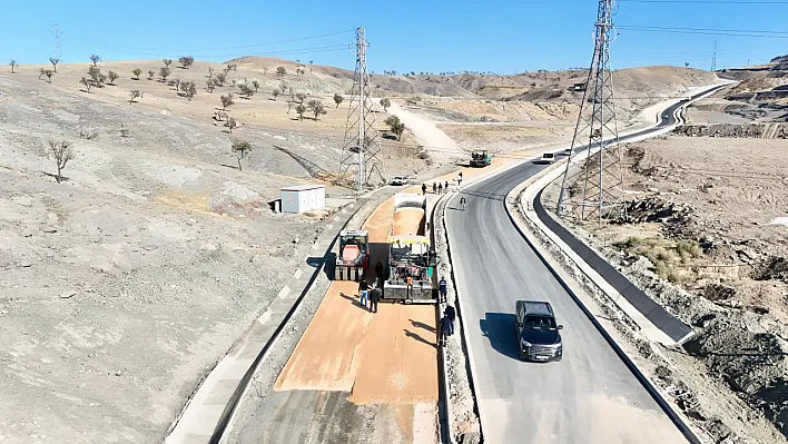 Elazığ'da yol genişletme çalışmaları sürüyor