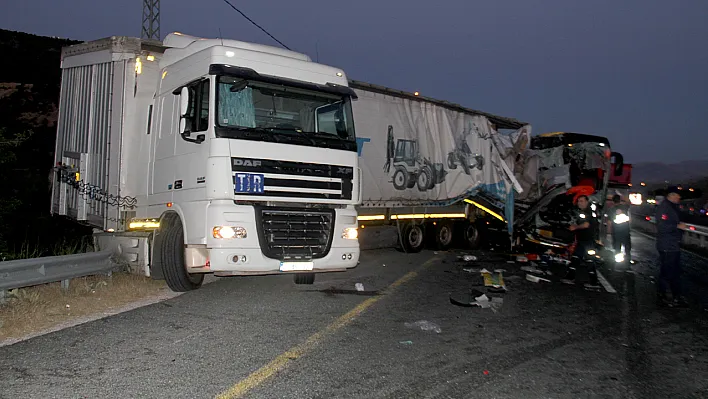 Elazığ'da yolcu otobüsü ile tır çarpıştı