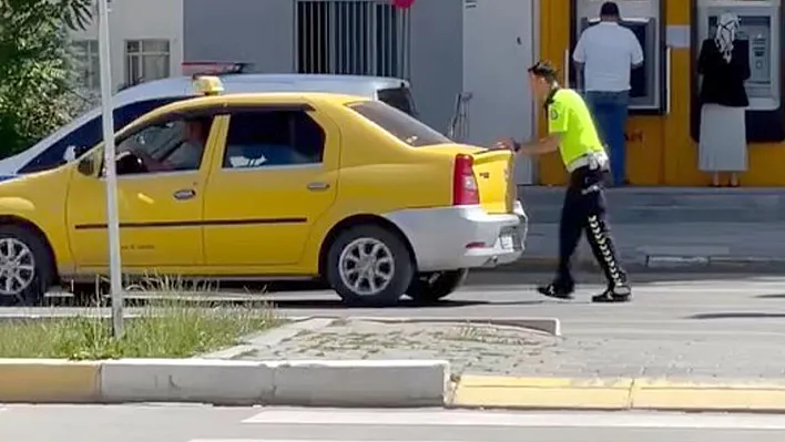 Elazığ'da yolda kalan taksiye polis desteği