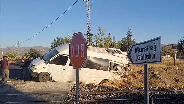 Elazığ'da yük treni minibüse çarptı