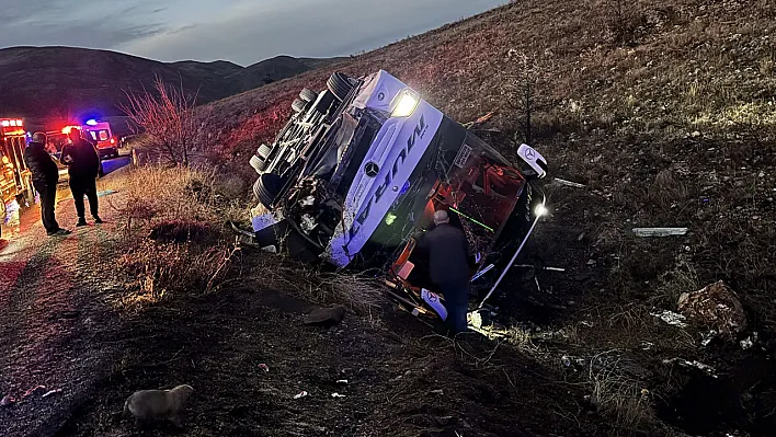 Elazığ'dan Muğla'ya giden yolcu otobüsü devrildi