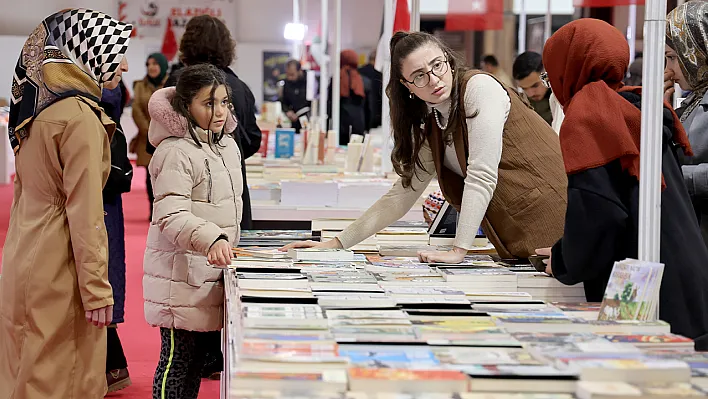 Elazığ Kitap Fuarı son gününde yoğun ilgi gördü