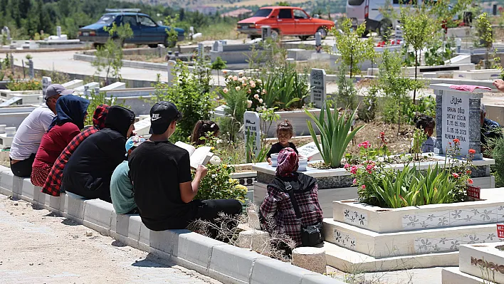 Elazığ mezarlıklarında yoğunluk