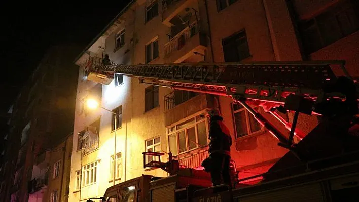 Elazığ'da gece yarısı yangın...