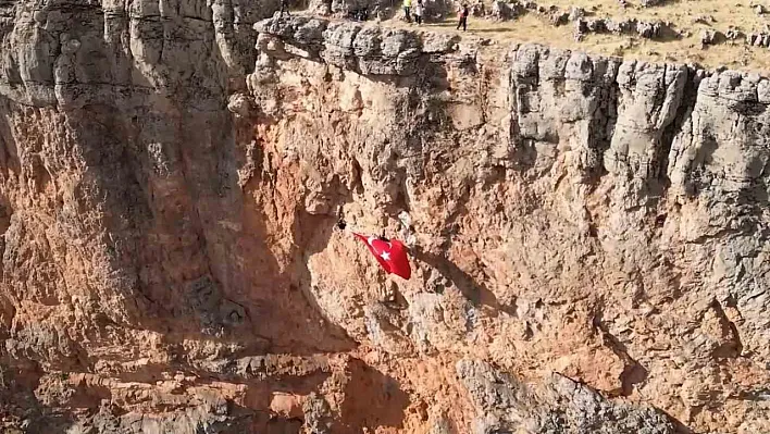 Elazığlı dağcılar kayalıklarda Türk bayrağı açtı