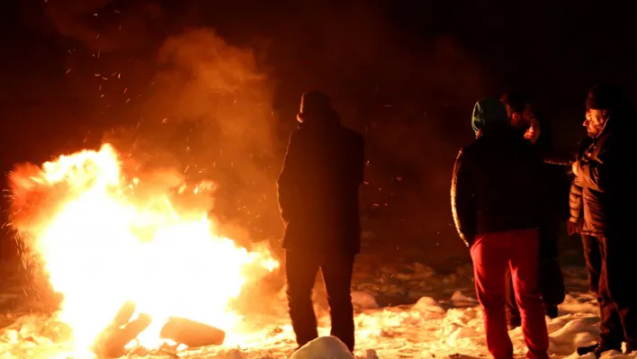 Elazığlılar geceyi dışarıda ateş yakarak geçiriyor