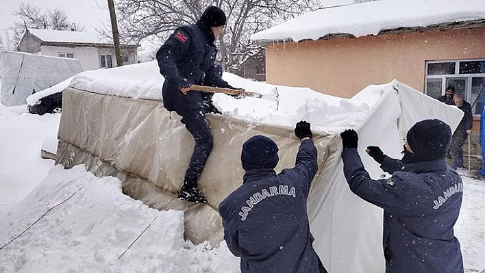 Engelli vatandaşın yardımına jandarma yetişti