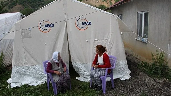 Enkaz altından çıktı, komşularına yardım etti