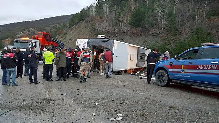 Erzincan'da yolcu otobüsü devrildi