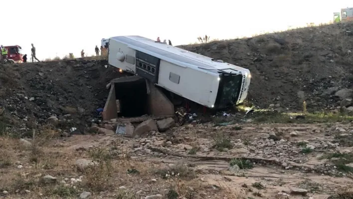 Erzurum'da yolcu otobüsü devrildi