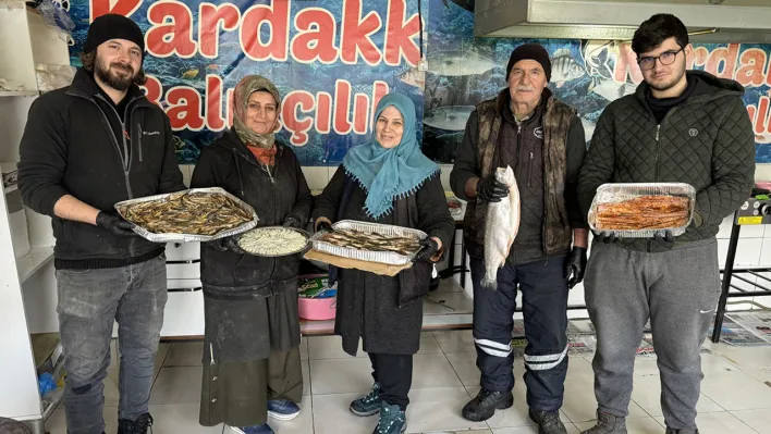 Eşi ve iki oğluyla balıkçı dükkanı işletiyor