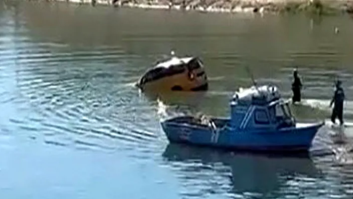 Feribot iskelesinde panik! Araç baraja gömüldü