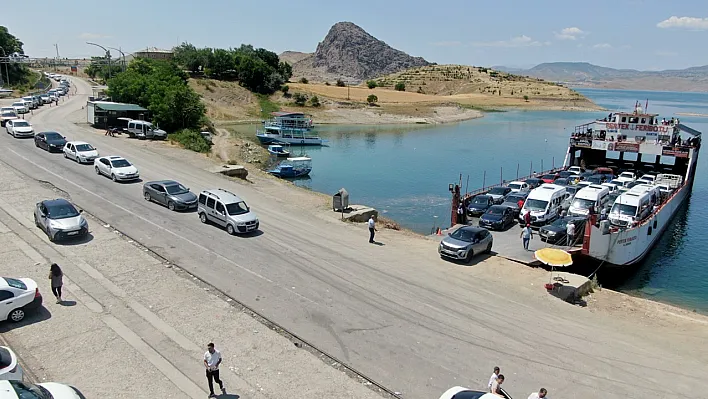 Feribot kuyruğu kilometreleri buldu