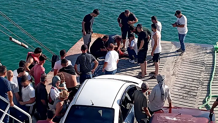 Feribottan atladı, vatandaşlar kurtardı