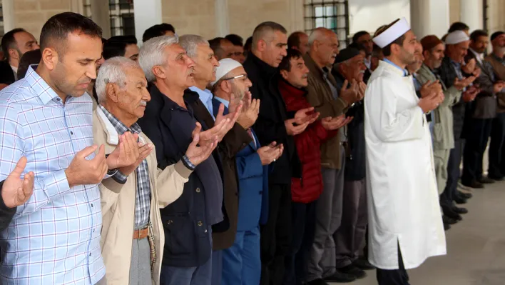 Filistin'de hayatını kaybedenler için gıyabi cenaze namazı kılındı