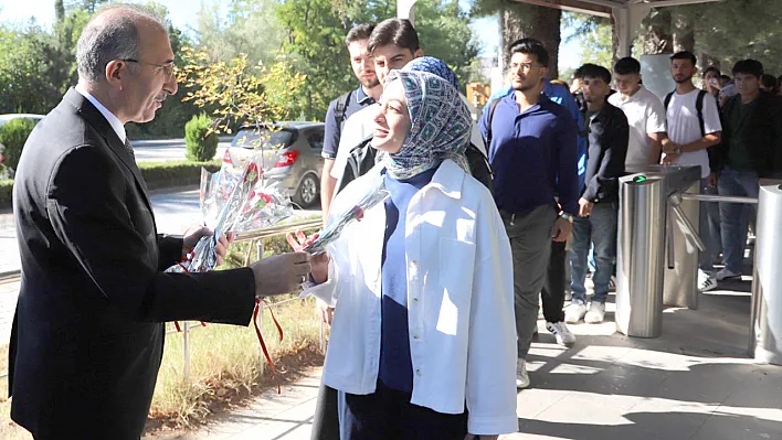Fırat Üniversitesi kapılarını çiçeklerle açtı