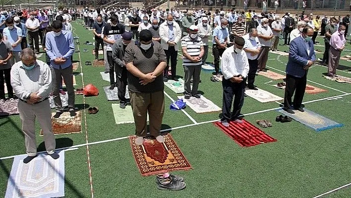 Futbol sahasında sosyal mesafeli cuma namazı